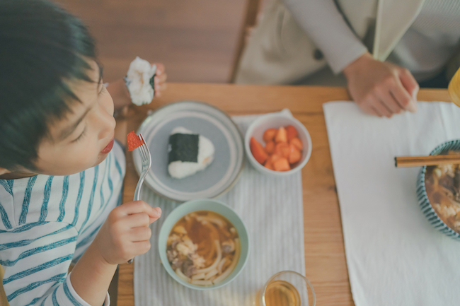 よく噛んで食べる子供