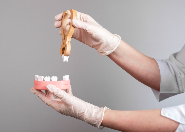 抜歯をする歯科医のイメージ画像
