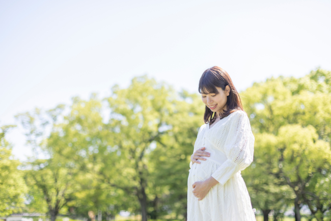 立っている妊婦